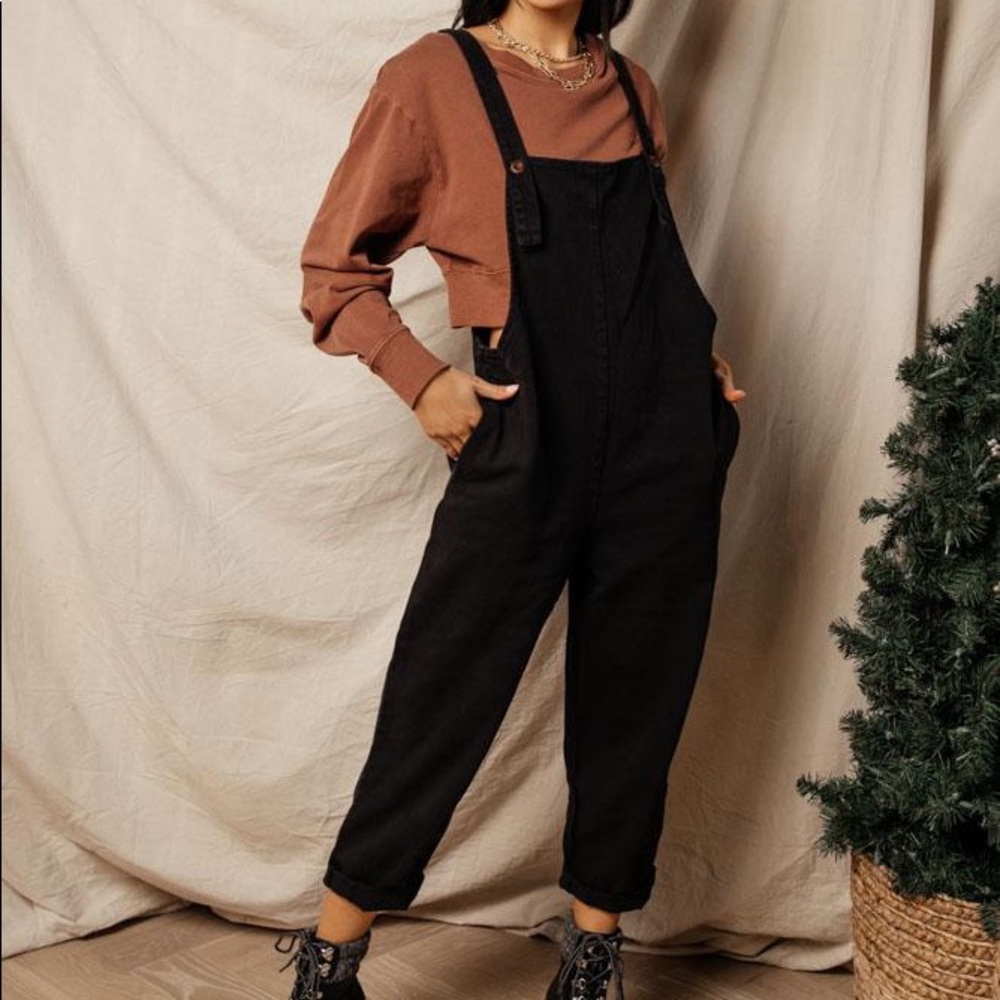 Relaxed, comfy black overalls